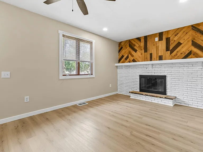 125 E Charles St — Photo 23