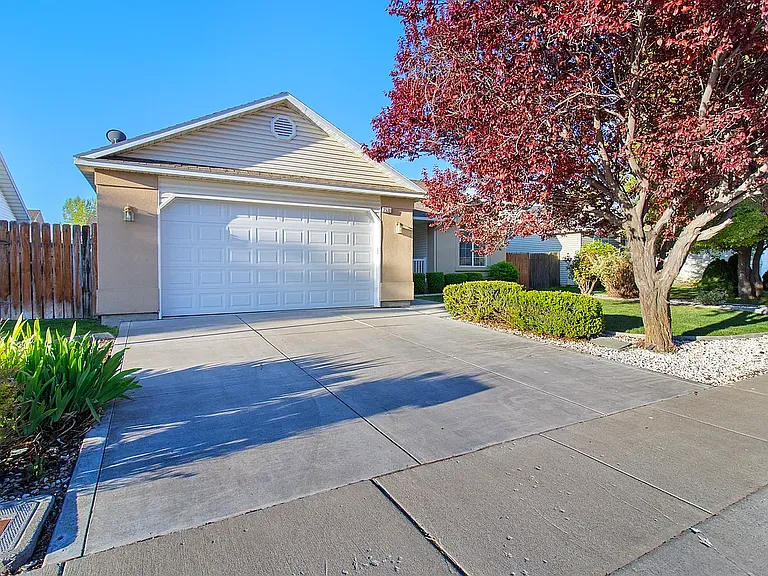 2530 Paintbrush Dr — Photo 3