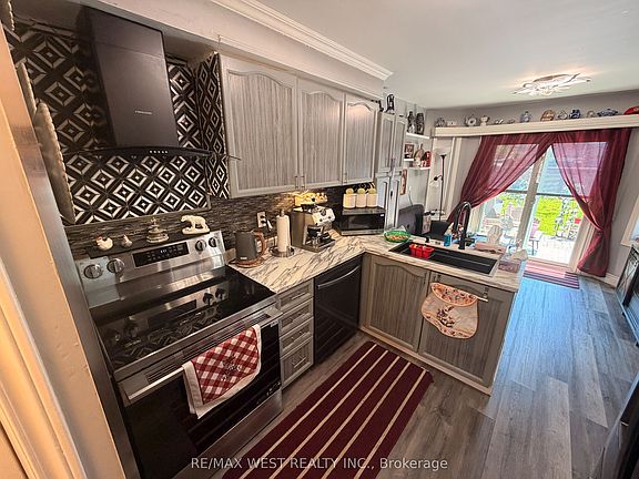 3rd image of 87 Athabaska Rd