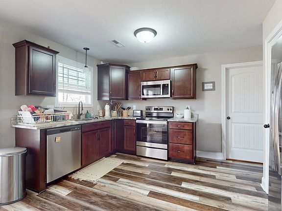 5th image of 3588 Aurora Dr