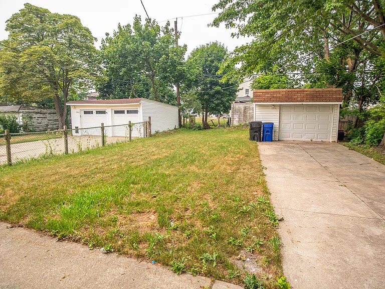 9105 Bancroft Ave — Photo 7