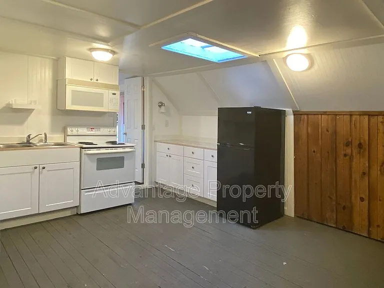 240 NW 9th St #4 — Photo 6