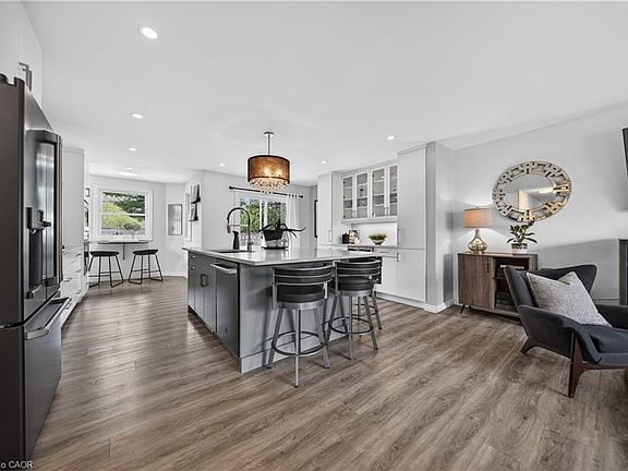 5th image of 8 Esther Ave