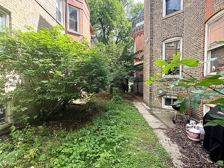 3118 W Palmer Sq #2R — Photo 8