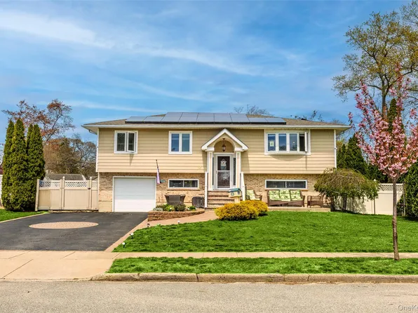 17 Seaver Lane, Smithtown, NY 11787