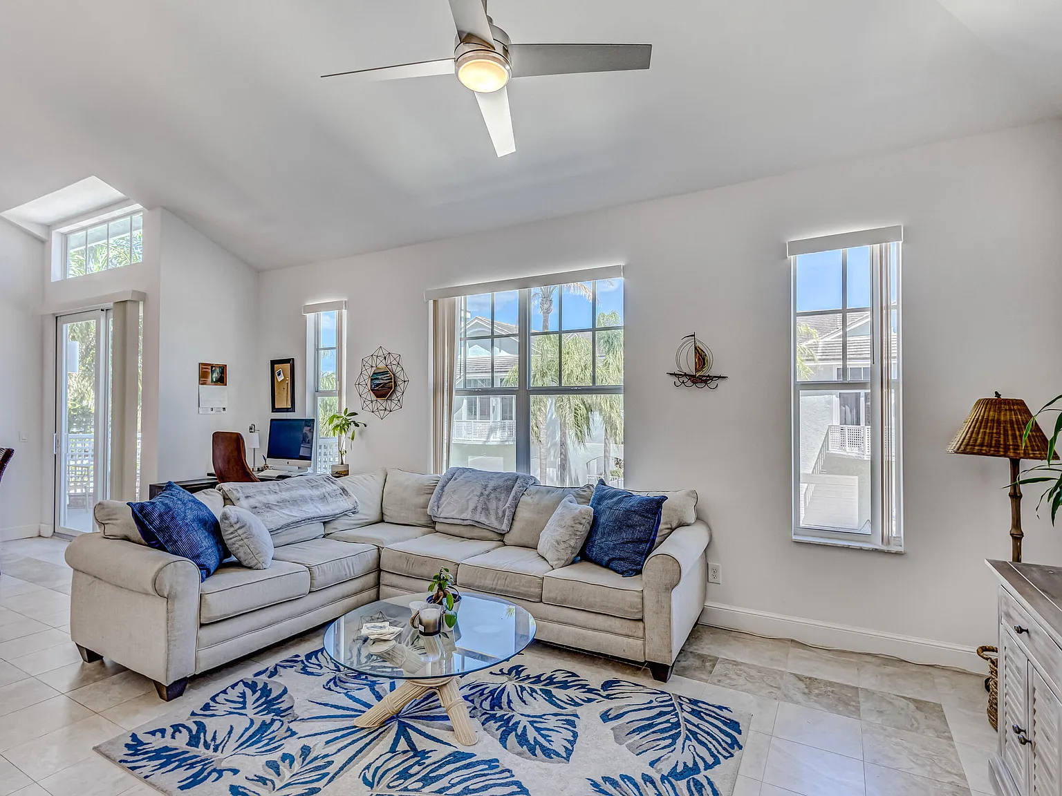 2 bed, 2.0 bath, 1263 sqft, $8,500 — Photo 2