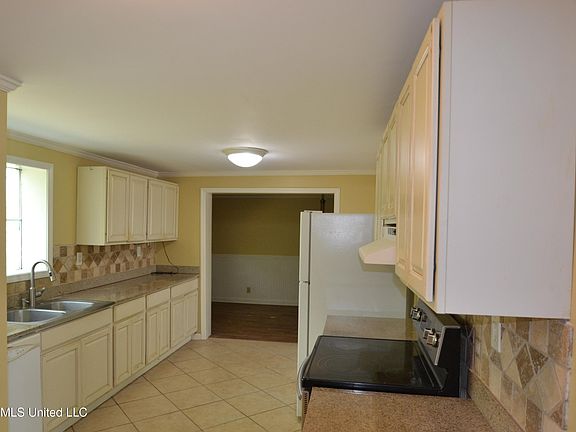 4th image of 590 Leewood Rd
