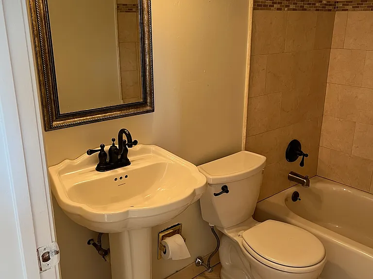 1706 Green St #2R — Photo 22