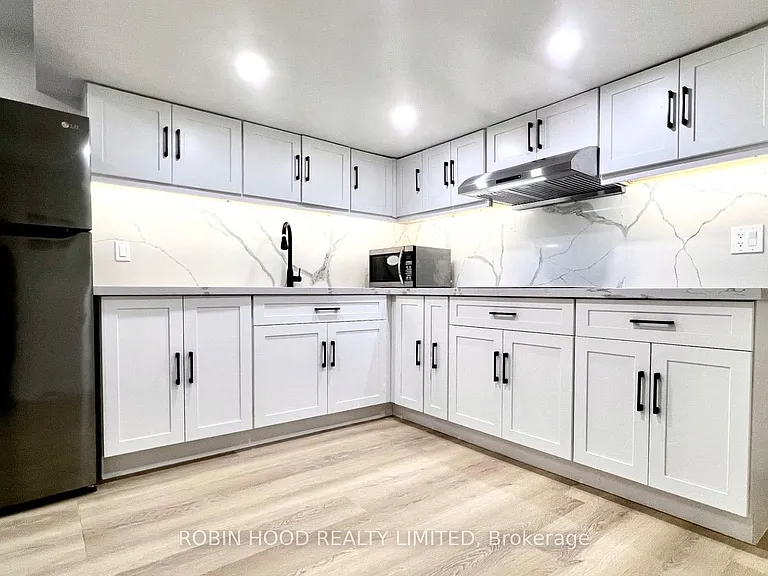 2 Lytton Blvd #BASEMENT — Photo 1