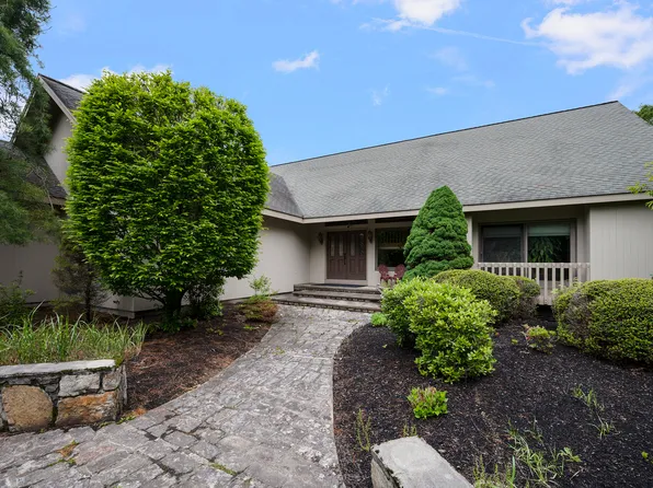 633 Chestnut Hill Rd, Glocester, RI 02814