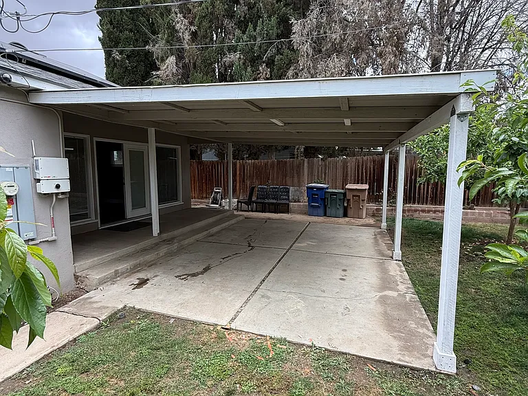 927 University Ave — Photo 16