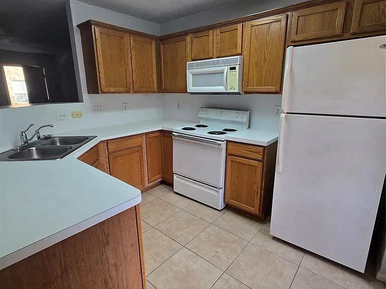 938 Birnham Woods Blvd — Photo 2