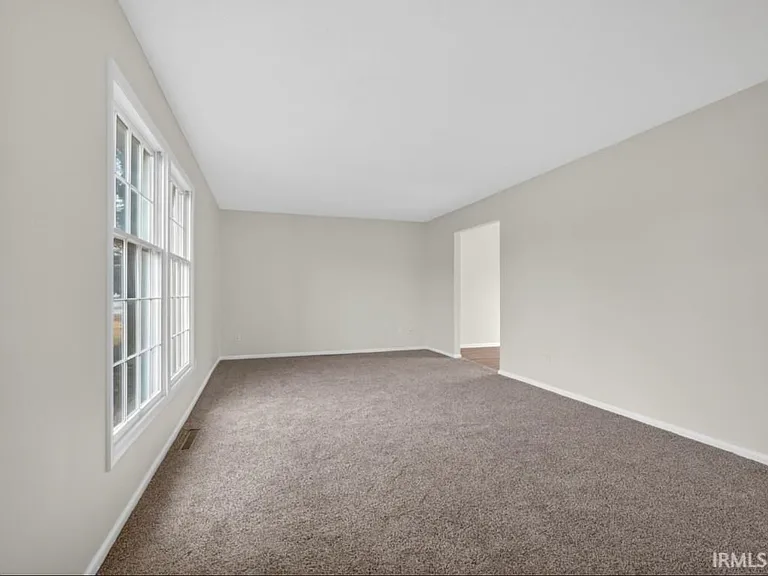 924 E Washington Center Rd — Photo 5