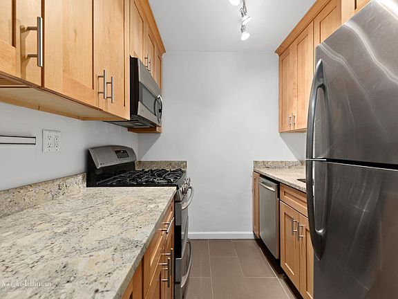 3rd image of 118 E 60th St APT 3E