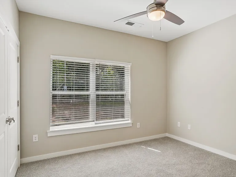 Oak Tree Apartments & Townhomes — Photo 16