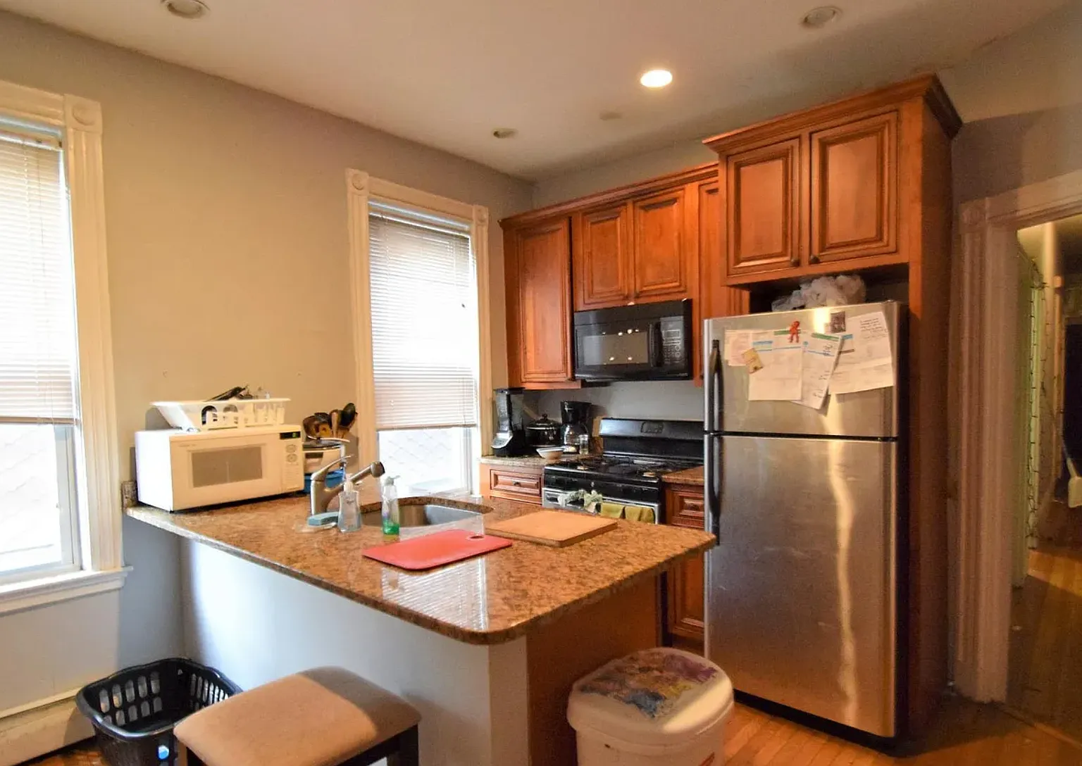 5 bed, 9999 sqft, $8,500 — Photo 1