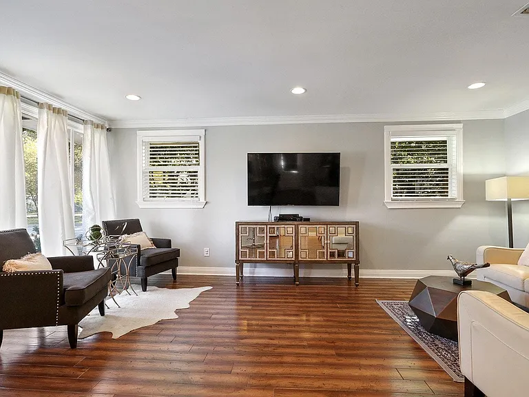 17 Central Dr — Photo 3