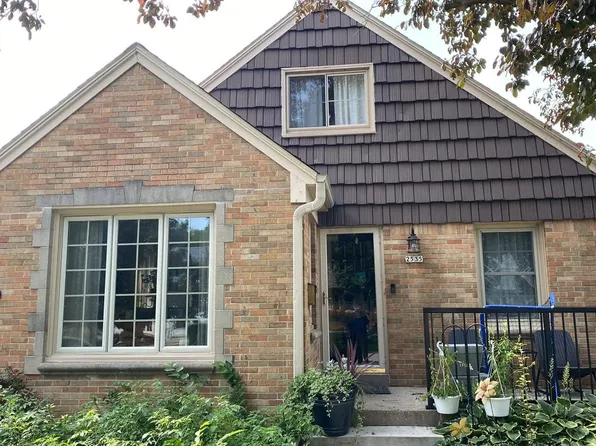 2535 N 70th St, Wauwatosa, WI 53213