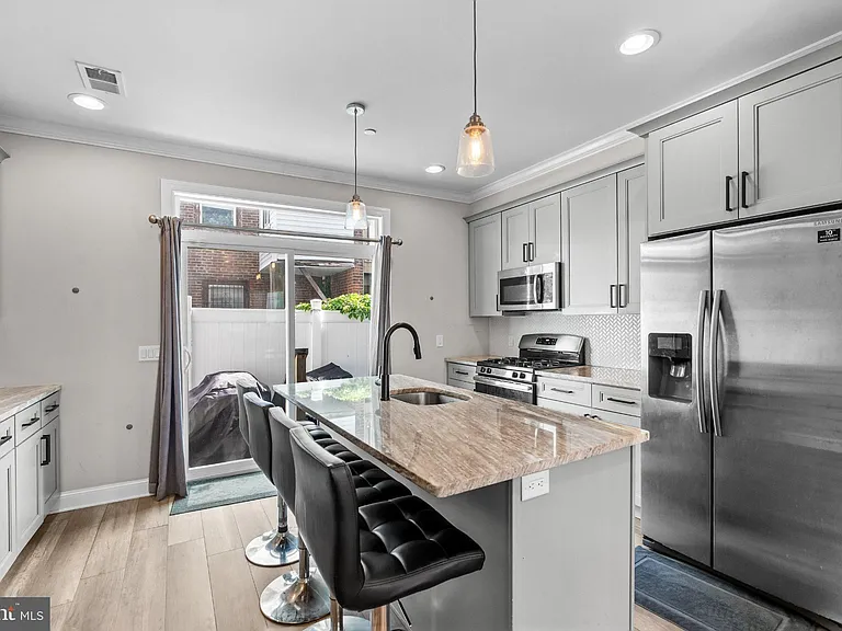 1528 W Seybert St — Photo 8