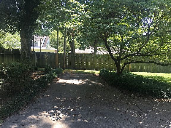 4th image of 619 W Adams St