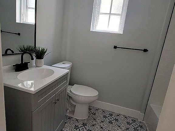 4th image of 2314 Holly St