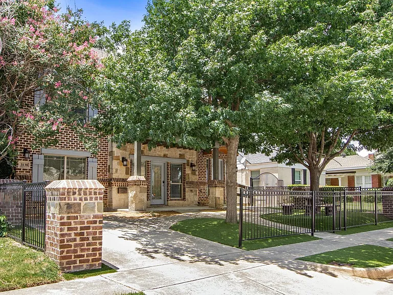 3138 Rogers Ave — Photo 3