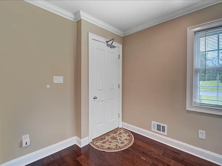 10 Stanford Dr — Photo 4
