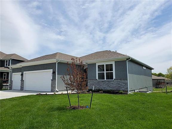 2nd image of 520 SE Colonial Dr