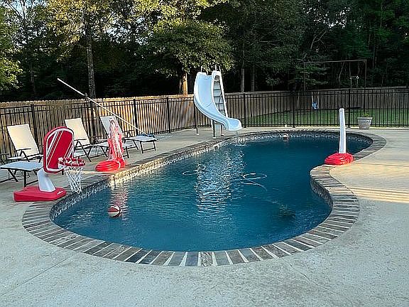 5th image of 1044 Huckleberry Ln