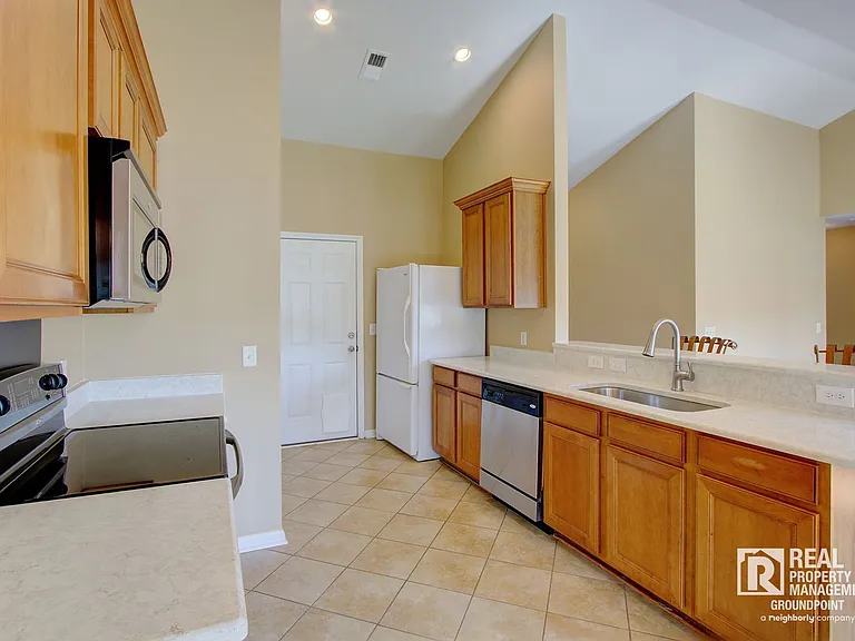 97 Avonshire Dr — Photo 7