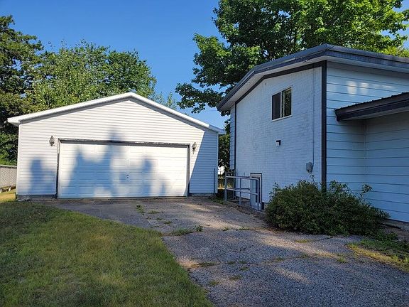 5th image of 82 Wood Lake Rd