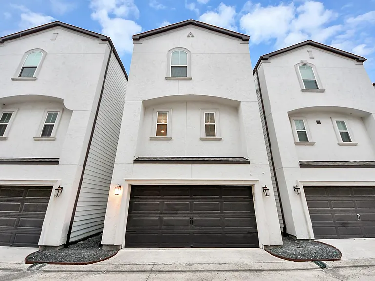 2704 Freund St — Photo 36