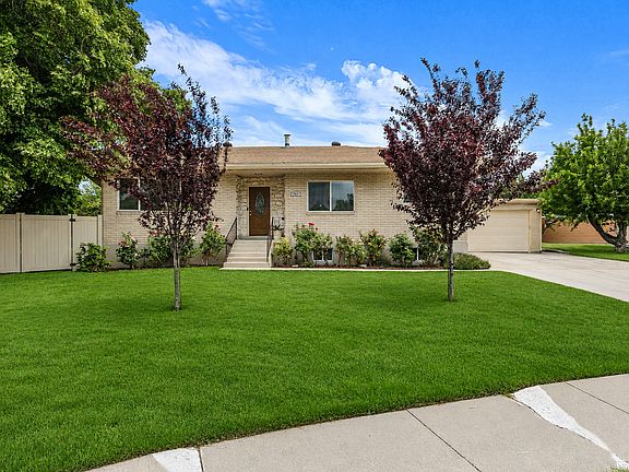 3rd image of 787 E Redmaple Cir