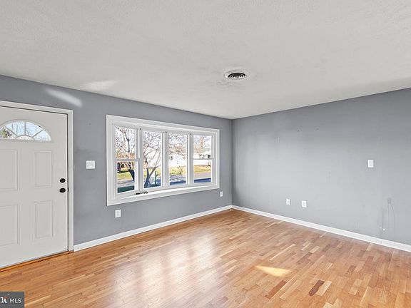 3rd image of 126 Plainfield Dr