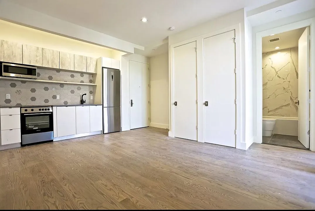 1513 Gates Avenue — Photo 3