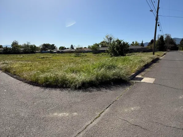 1479 Orchard Home Dr, Medford, OR 97501