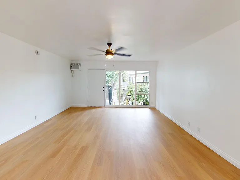 The Clair Manor Apts...Hollywood Hills...Fully Renovated...CALL NOW! — Photo 4