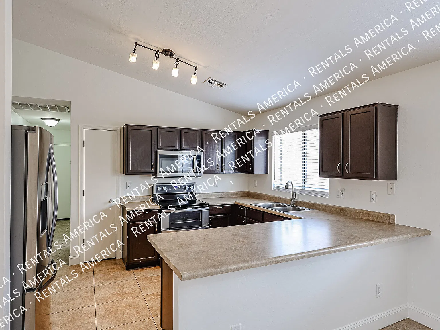 resh Paint and New Blinds Throughout! Spacious 4-Bed, 2 Bath Home — Photo 4