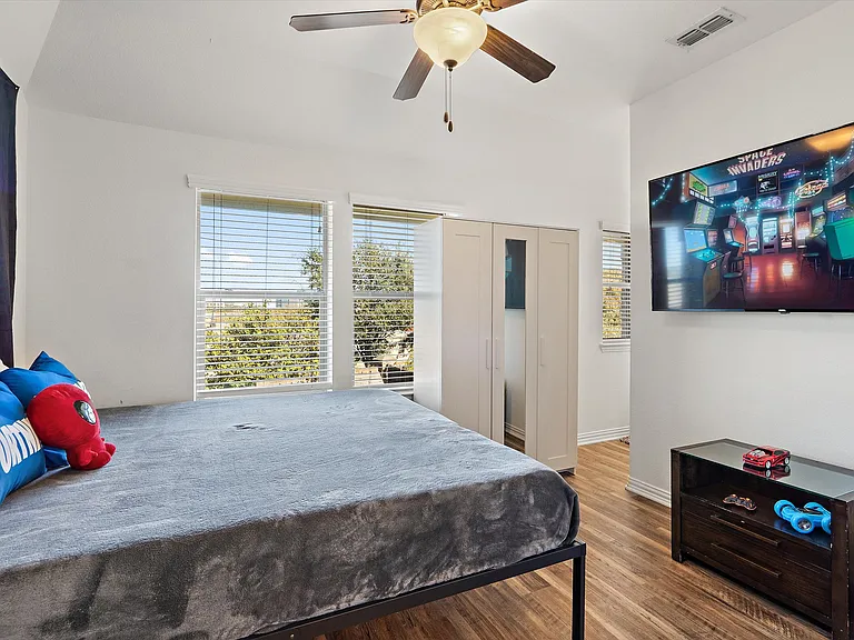The layout of the Jack and Jill bedrooms features an en-suite bathroom equipped with double vanities.