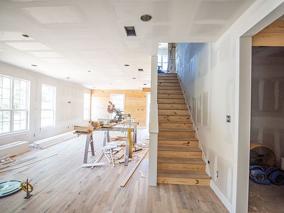 5th image of 410 N Main St