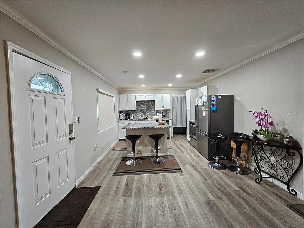 3 bed, 1.0 bath, 1160 sqft, $1,980 — Photo 2
