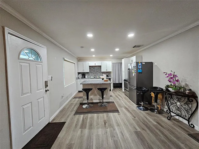 2117 Ivey Ln — Photo 2
