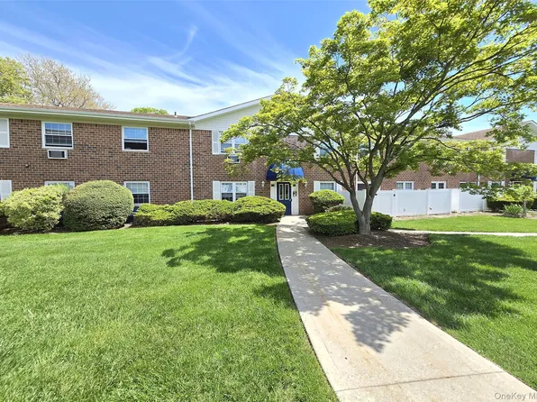 460 Old Town Road #3K, Port Jefferson Station, NY 11776