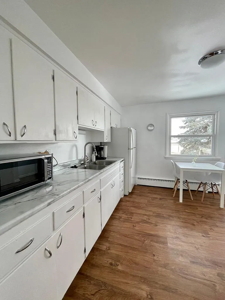 2 bed, 700 sqft, $2,600 — Photo 4