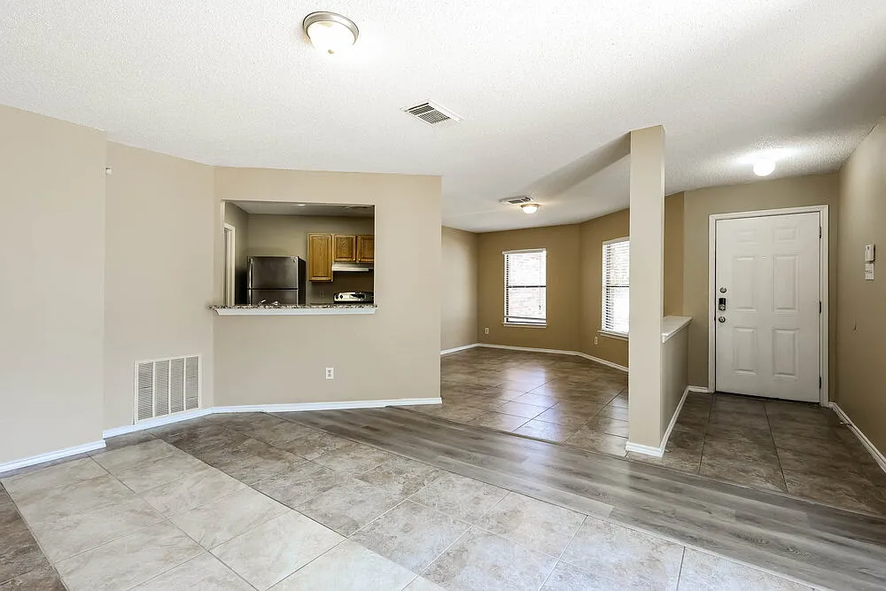 3 bed, 2.0 bath, 1273 sqft, $1,580 — Photo 4
