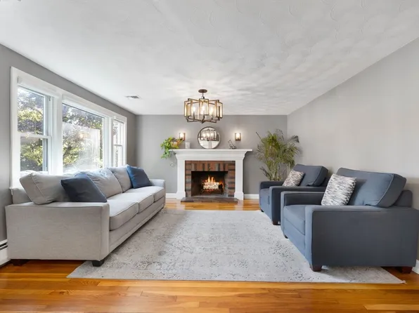 10 Marie Ave, Stoneham, MA 02180