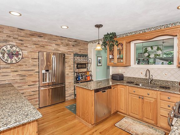 4th image of 61 Wantagh Ave