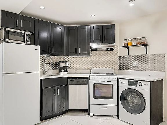 3rd image of 140 W 109th St #B1
