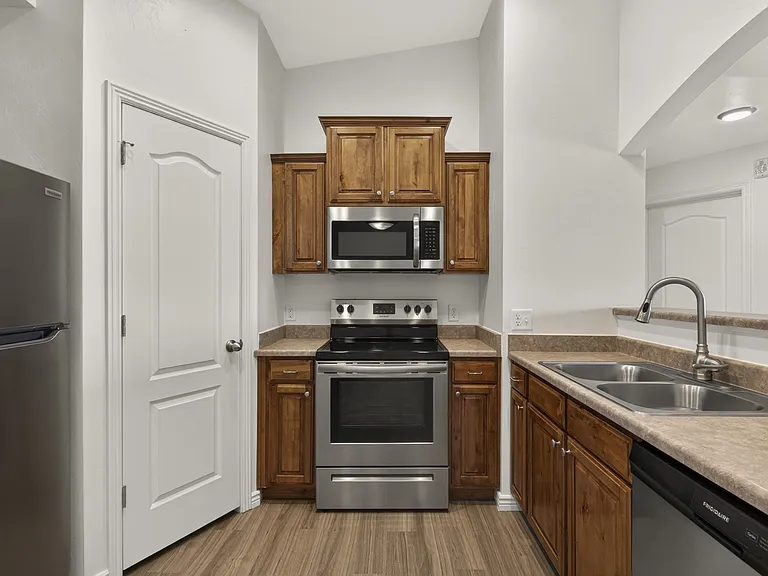 Eagles Landing Apartments — Photo 31
