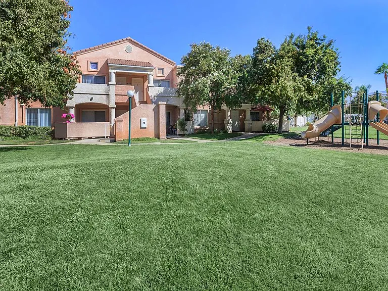 River Ranch Townhomes & Apartments — Photo 5